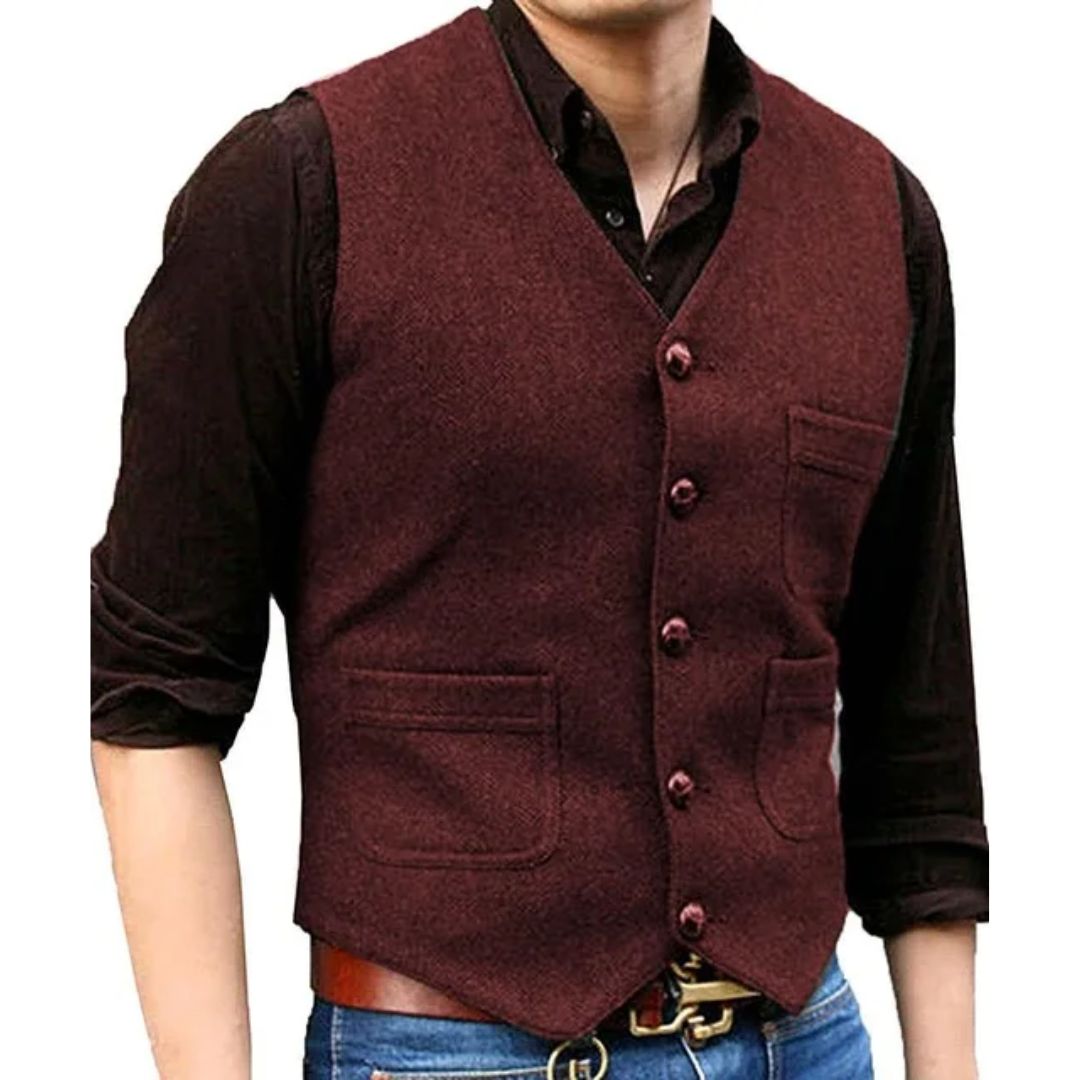 Mann in brauner Weste, Hemd und Jeans, modische Herrenbekleidung, Freizeitoutfit.