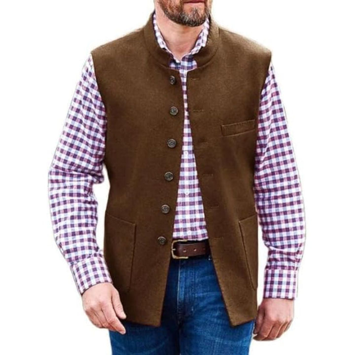 Mann in brauner Weste, kariertes Hemd, blaue Jeans, Herrenmode, Freizeitkleidung, Herbstoutfit.