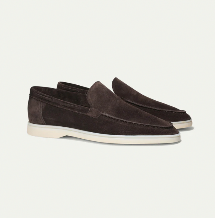 Dunkelbraune Wildleder-Slipper für Herren, weiße Sohle, elegantes Design, Freizeitschuh.