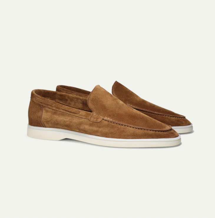 Braune Wildleder-Slipper für Herren, elegante Freizeitschuhe mit weißer Sohle.