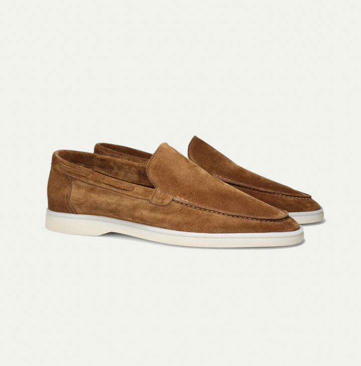 Braune Wildleder-Slipper für Herren, elegante Freizeitschuhe mit weißer Sohle.
