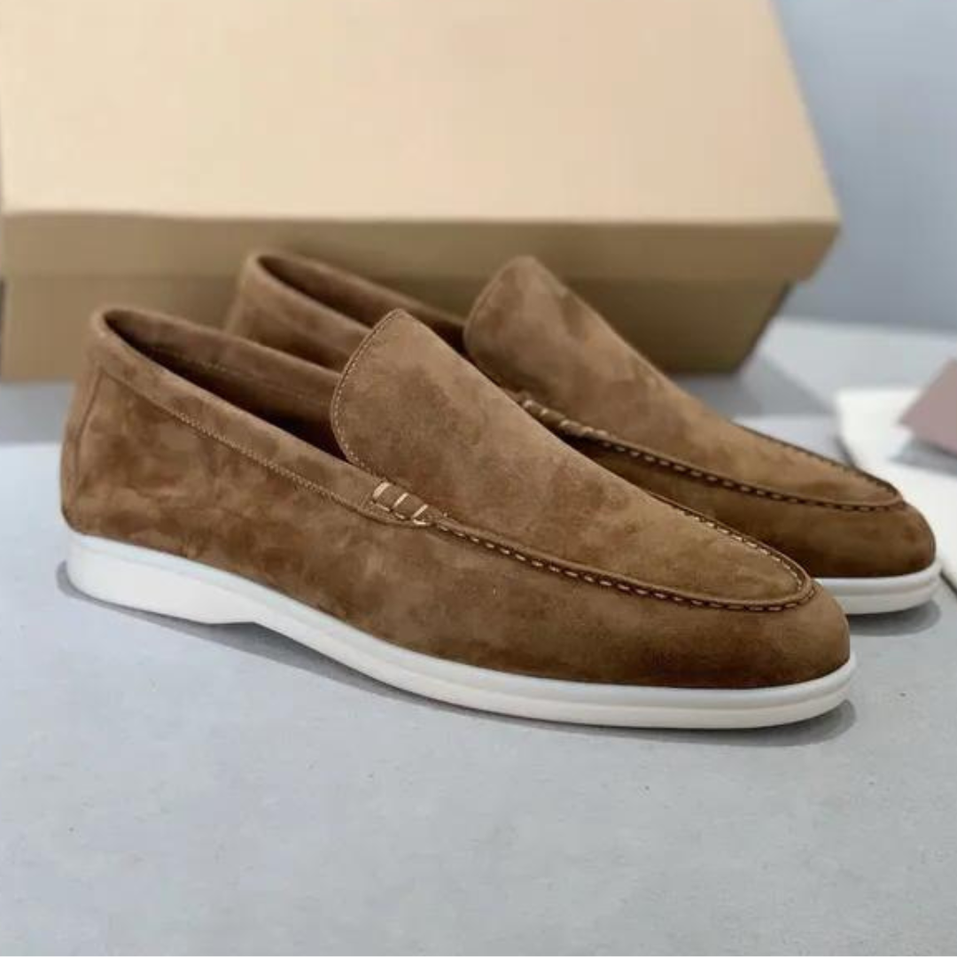 Braune Wildleder-Loafer für Herren, elegante Freizeitschuhe, weiße Sohle, stilvoll und bequem.