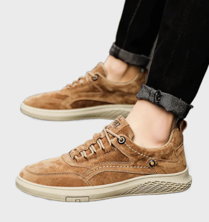 Braune Wildleder-Sneaker für Herren, lässig, bequem, mit weißer Sohle.