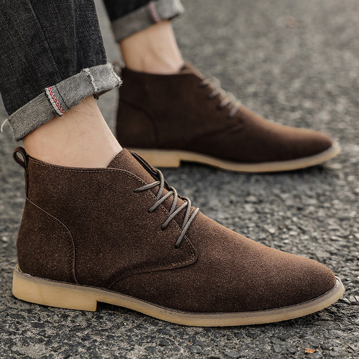 Braune Herren-Winterstiefel aus Wildleder, britischer Stil, Schnürung, lässig, auf Asphalt.