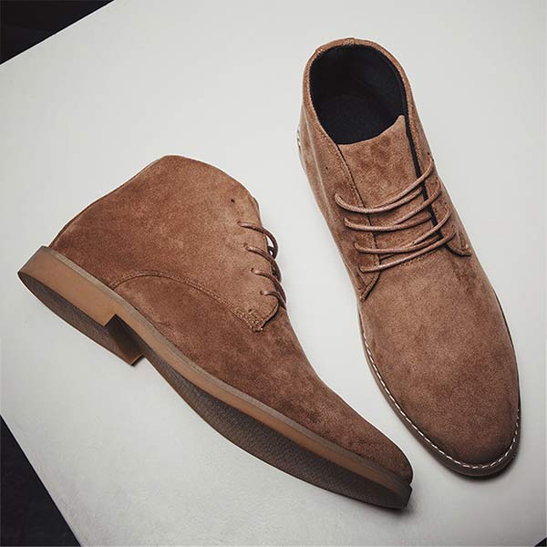 Braune Wildlederstiefel für Herren, Schnürschuhe, modisch, elegant, auf weißem Hintergrund.