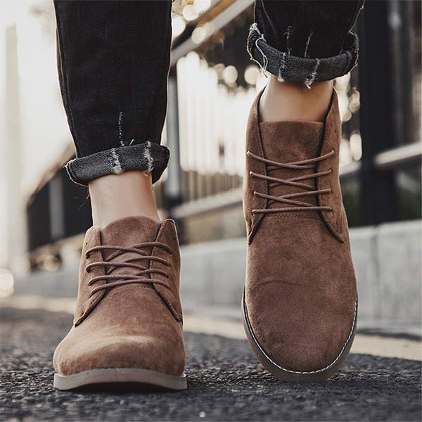 Braune Wildlederstiefel für Herren, lässig, modisch, mit Schnürung, auf Asphalt.