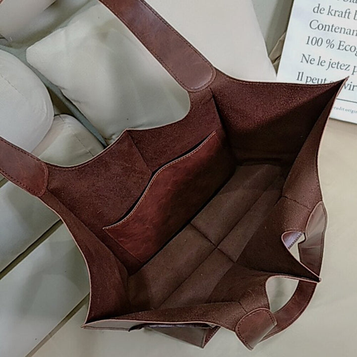 Braune Ledertasche mit Innentasche, geräumig, modisch, umweltfreundlich, für den täglichen Gebrauch.