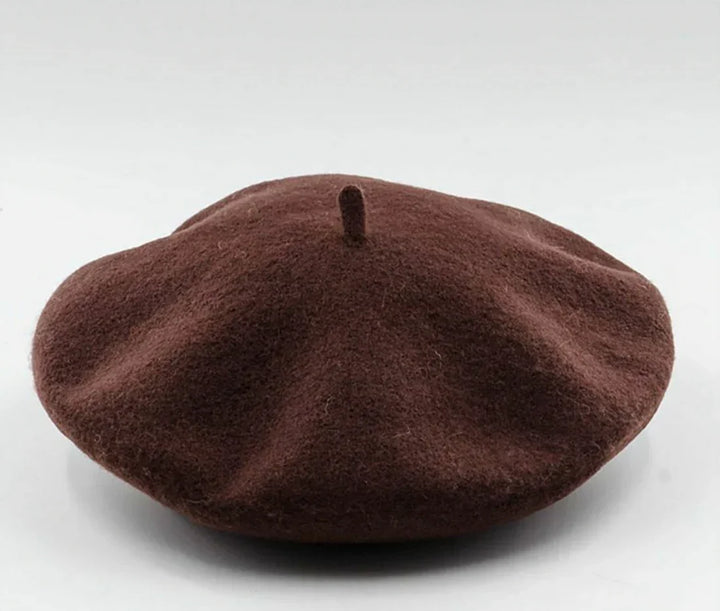Braune Woll-Baskenmütze, klassisches Design, stilvolles Accessoire für Herbstmode.