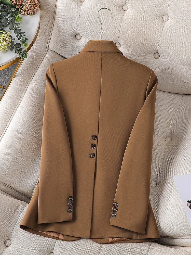 Brauner Blazer aus Wolle, elegantes Design, Knöpfe, Damenmode, Herbstkollektion.