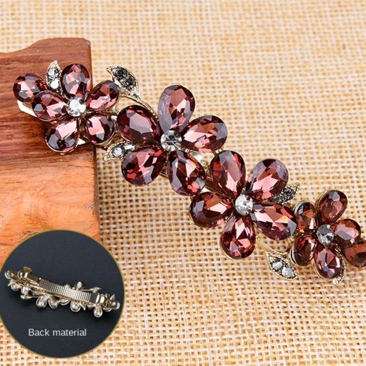 Braune Blumen-Haarspange mit Kristallen, elegantes Accessoire, Metallclip, Damenmode.