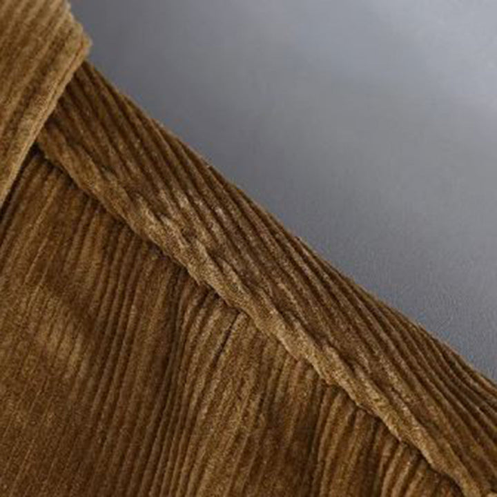Brauner Cordstoff, Nahaufnahme, Textur, Detailansicht, Mode, Stoffdesign, Materialqualität.