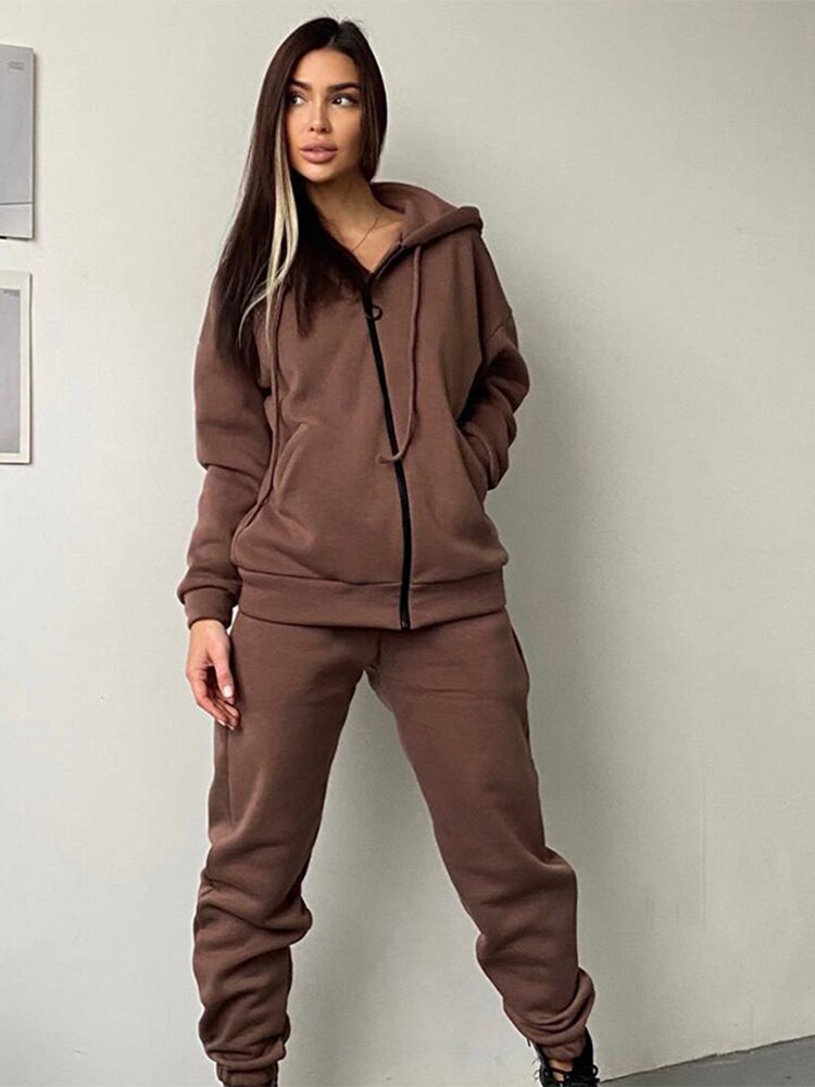 Frau in braunem Jogginganzug, Kapuzenpullover und Jogginghose, lässige Damenmode.