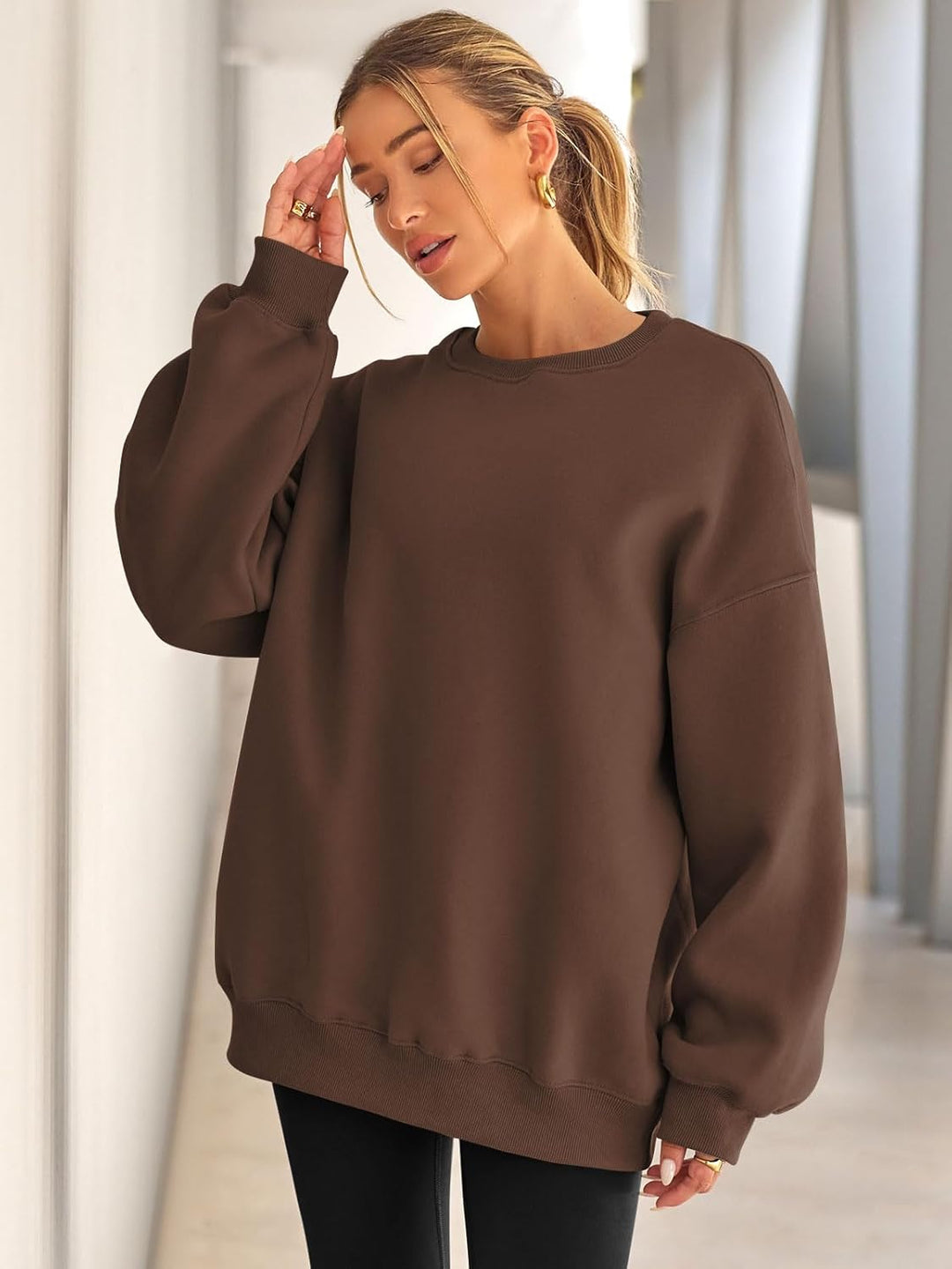 Frau in braunem Oversize-Pullover, lässige Mode, Herbstkleidung, gemütlicher Look.