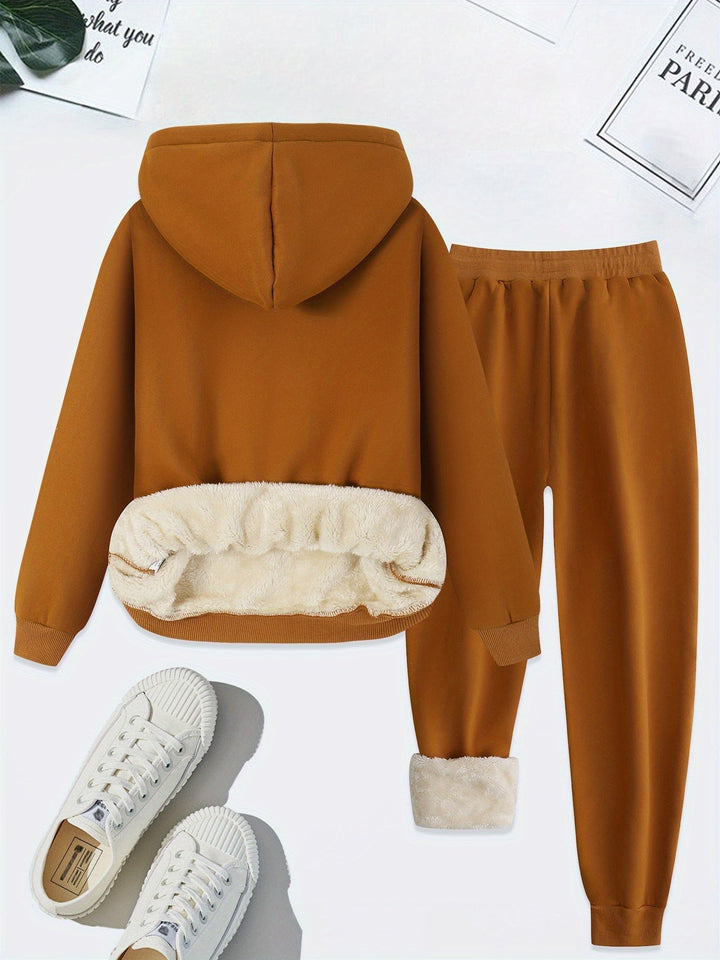 Brauner Kapuzenpullover und Jogginghose Set mit weißen Sneakers, flauschiges Innenfutter.