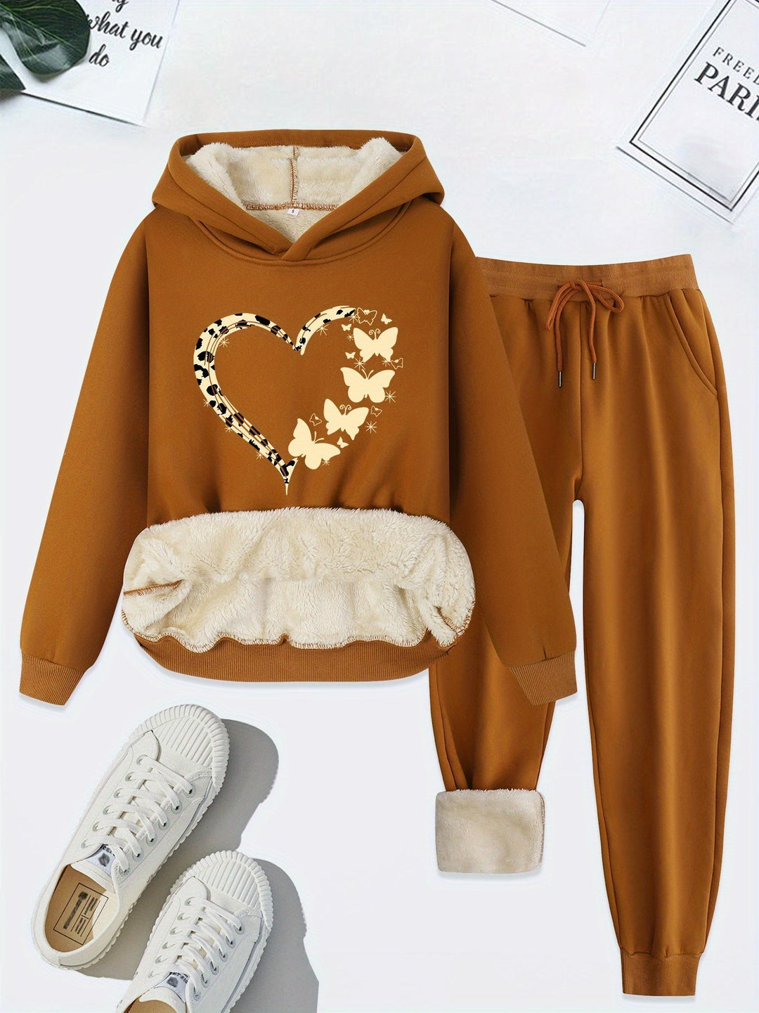 Brauner Damen-Hoodie mit Herz- und Schmetterlingsmotiv, Plüschfutter, passende Jogginghose.