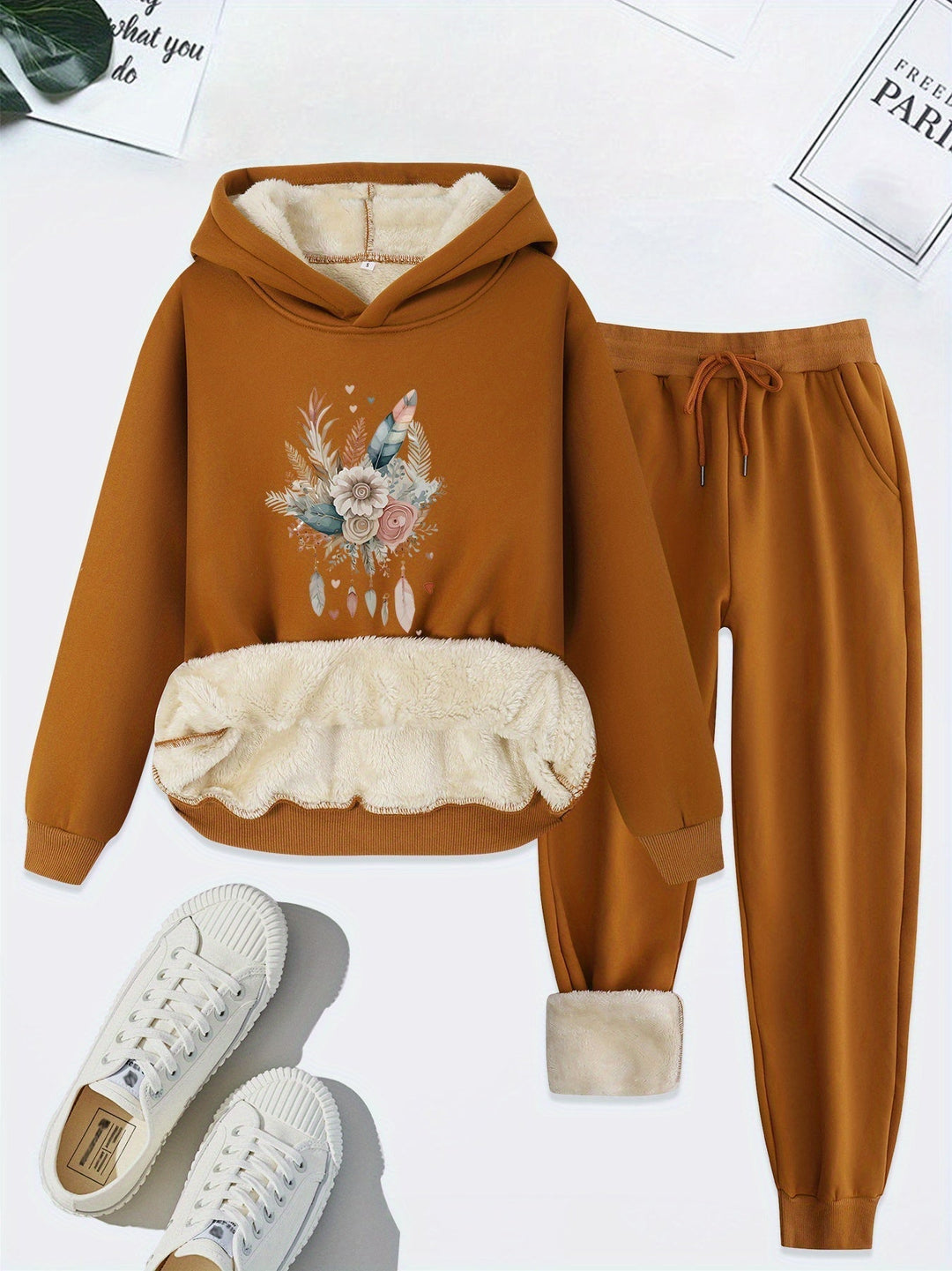 Brauner Damen-Hoodie mit Blumenmuster und Fleece, Jogginghose, weiße Sneaker, Herbstmode.