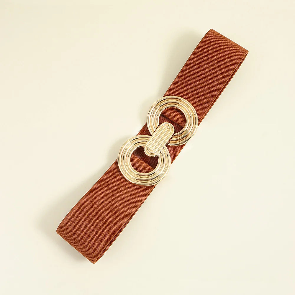 Brauner elastischer Gürtel mit goldener Schnalle, modisches Accessoire für Damenmode.