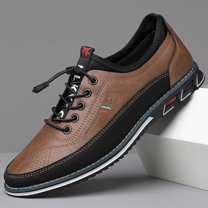 Brauner Herren-Sneaker aus Leder mit schwarzer Sohle, sportlich, modisch, bequem.
