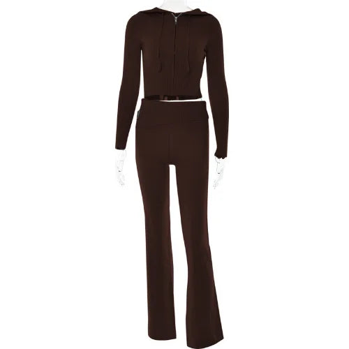 Braunes Strick-Set: Kapuzenpullover und Schlaghose, Damenmode, Herbst, bequem, elegant.