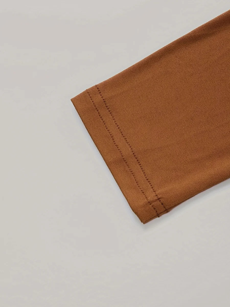 Brauner Langarmshirt-Ärmel aus Baumwolle, Nahaufnahme, minimalistisch, Mode-Detailaufnahme.