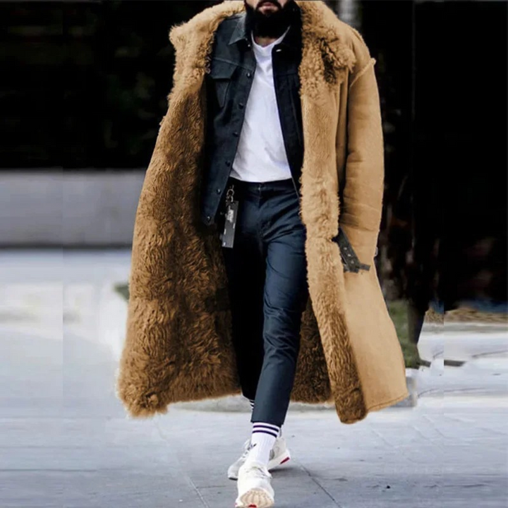 Mann in braunem Lammfellmantel, schwarze Jeans, weiße Sneaker, Wintermode, Herrenbekleidung.