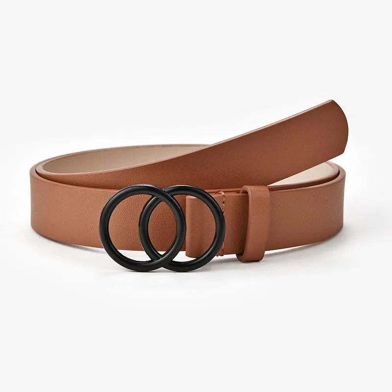 Brauner Ledergürtel mit schwarzer Doppelring-Schnalle, modisches Accessoire für Damen.