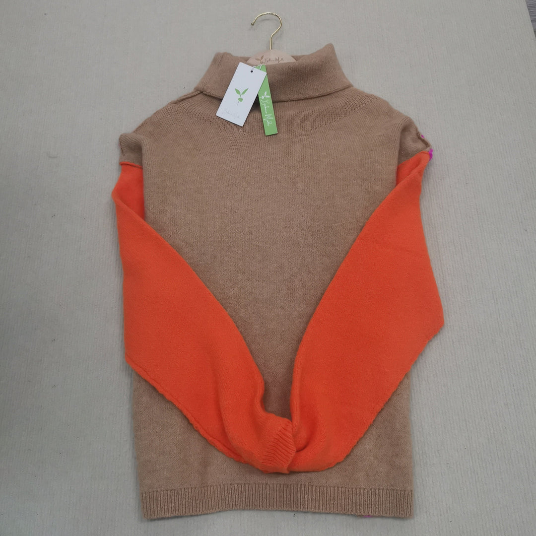 Brauner Rollkragenpullover mit orangefarbenen Ärmeln, Damenmode, Herbstkollektion, Baumwolle.