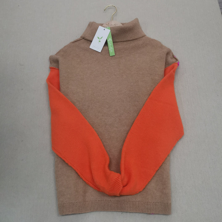 Brauner Rollkragenpullover mit orangefarbenen Ärmeln, Damenmode, Herbstkollektion, Baumwolle.