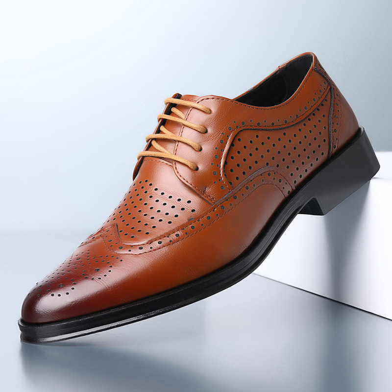 Brauner Herren-Lederschnürschuh, Brogue-Stil, elegantes Design, perforiertes Muster.