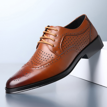 Brauner Herren-Lederschnürschuh, Brogue-Stil, elegantes Design, perforiertes Muster.