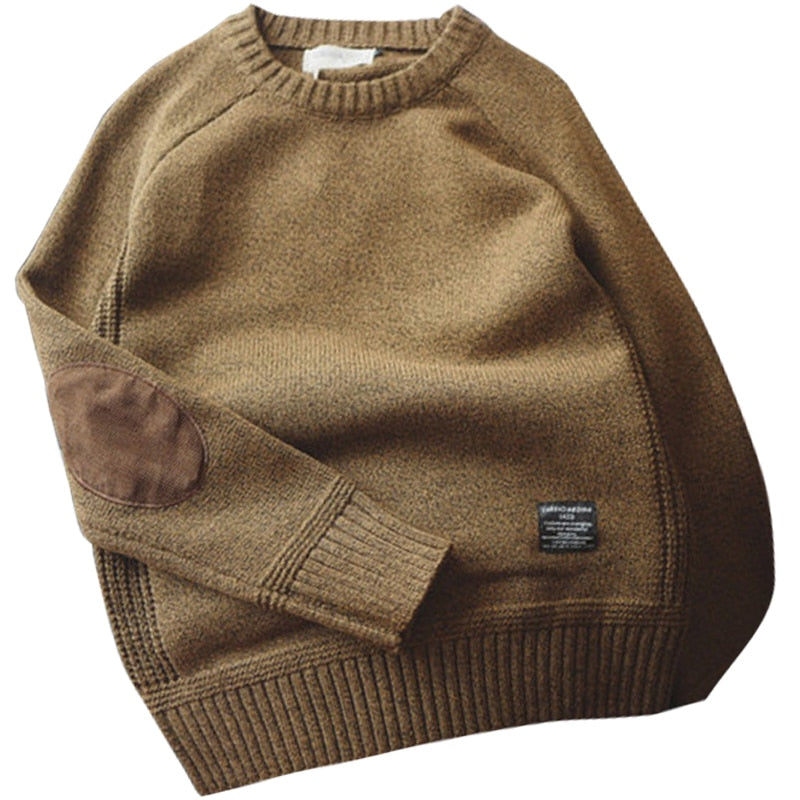 Brauner Herrenpullover mit Ellbogen-Patches, Strick, warm, modisch, Herbstmode.