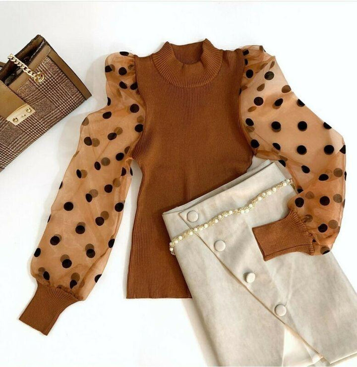 Brauner Pullover mit gepunkteten Puffärmeln, beige Rock, Damenmode, elegantes Outfit.