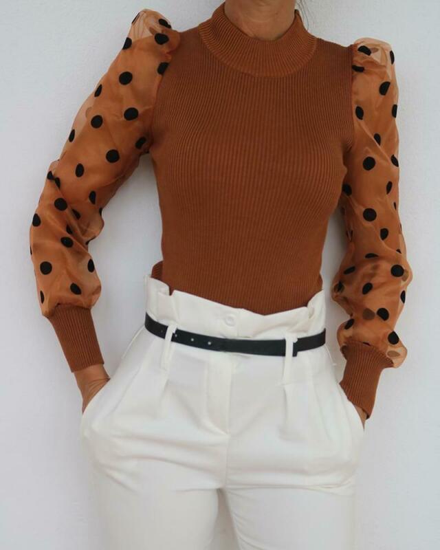 Damenpullover mit gepunkteten Puffärmeln, braun, elegantes Design, modische Oberbekleidung.