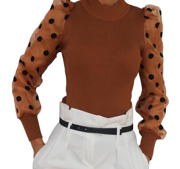 Brauner Pullover mit transparenten Puffärmeln und schwarzen Punkten, Damenmode, elegant.