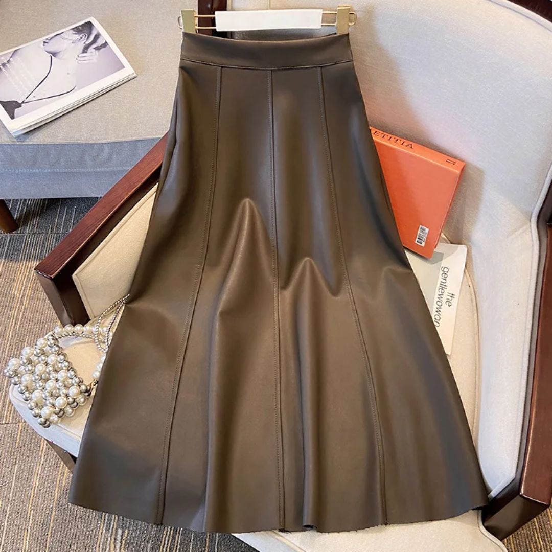 Brauner Lederrock, A-Linie, knielang, auf Sessel, elegantes Design, Damenmode.