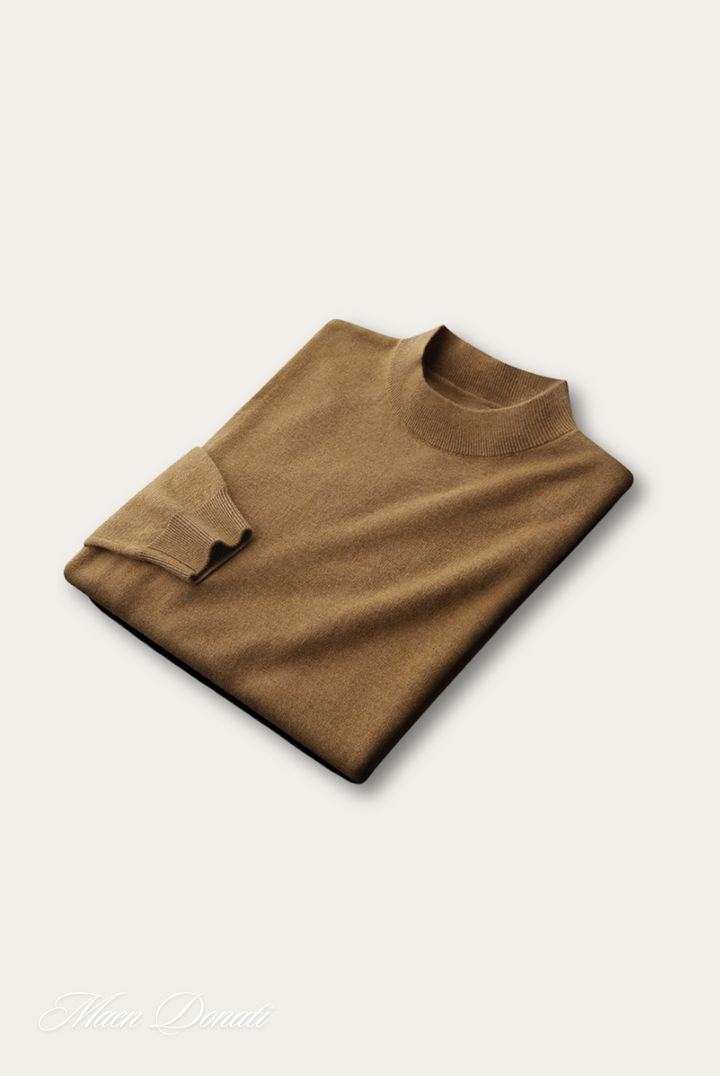 Brauner Kaschmirpullover, gefaltet, Rollkragen, luxuriös, weiches Material, elegantes Design.