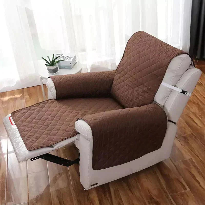 Brauner, gesteppter Sesselbezug auf weißem Sessel, Wohnzimmer, Schutzbezug, modern.