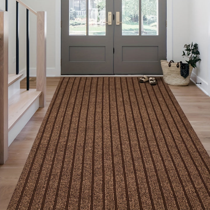 Brauner gestreifter Teppichläufer im Flur, Holzboden, moderne Einrichtung, Eingangstür.