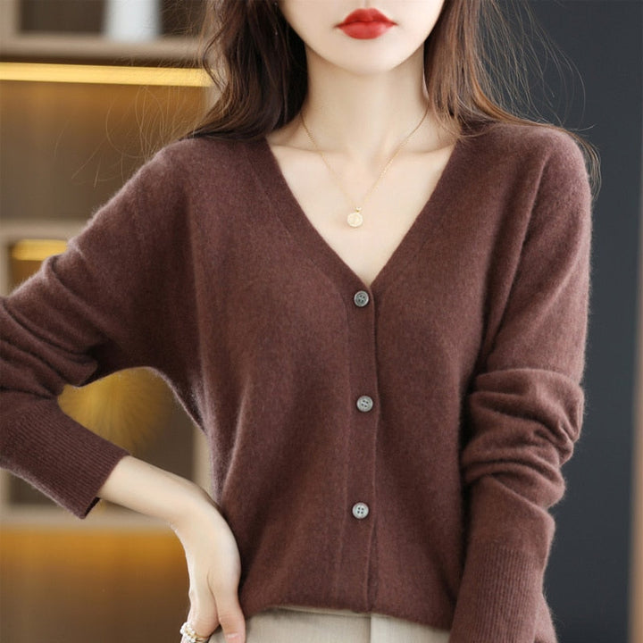 Damen Strickjacke braun, V-Ausschnitt, Knöpfe, weiches Material, modisch, elegant.