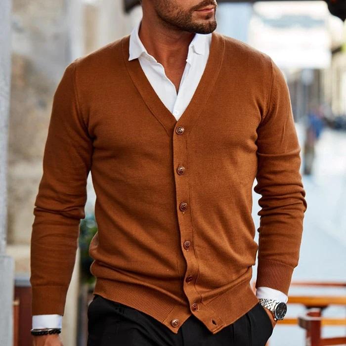 Mann in braunem Strick-Cardigan, weißem Hemd, schwarze Hose, stilvolle Herrenmode.