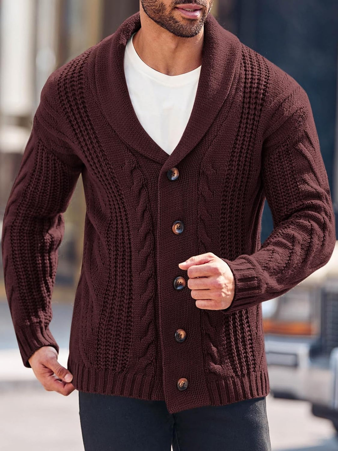 Mann in brauner Strickjacke mit Schalkragen und Knöpfen, Herrenmode, Winterkleidung.