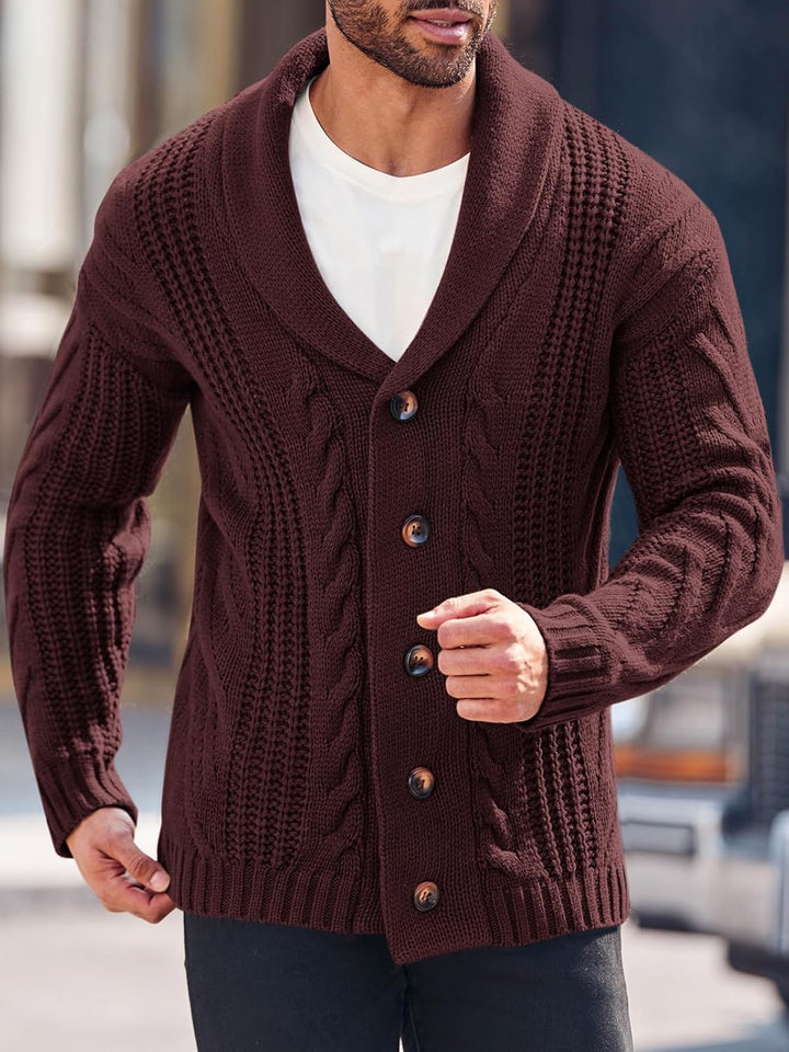 Mann in brauner Strickjacke mit Schalkragen und Knöpfen, Herrenmode, Winterkleidung.