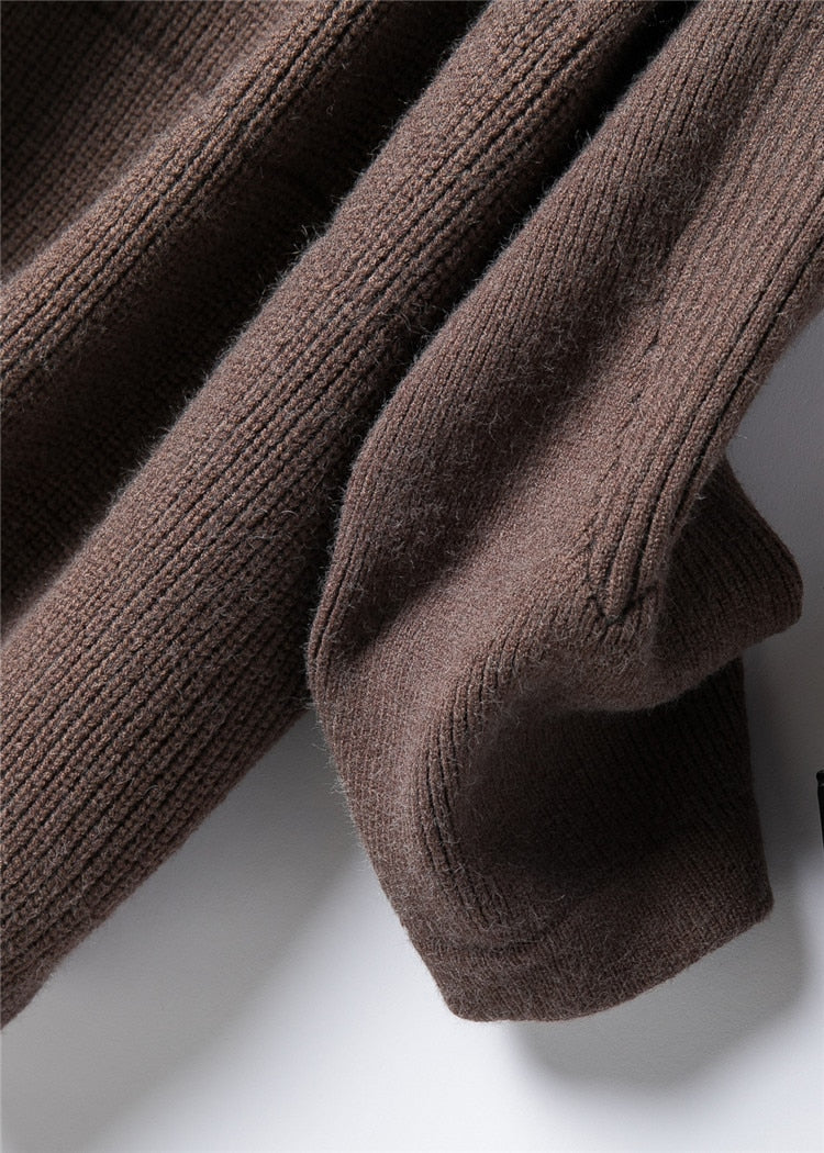 Brauner Strickpullover aus Wolle, Nahaufnahme, weiches Material, Herbstmode, Herrenbekleidung.