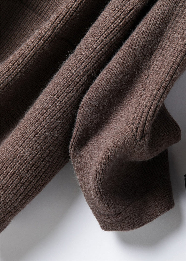 Brauner Strickpullover aus Wolle, Nahaufnahme, weiches Material, Herbstmode, Herrenbekleidung.