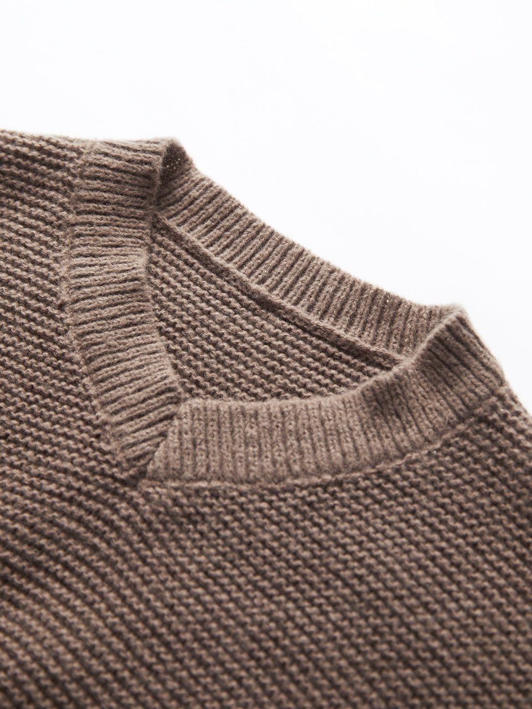 Brauner Strickpullover aus Wolle, Nahaufnahme, Texturdetail, modischer Winterpullover.