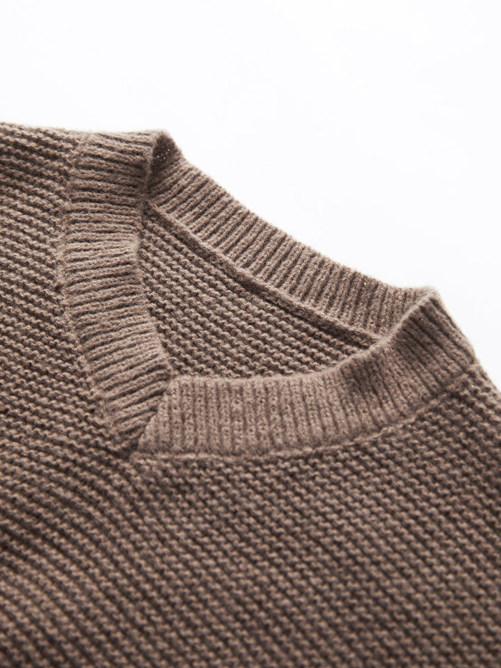 Brauner Strickpullover aus Wolle, Nahaufnahme, Texturdetail, modischer Winterpullover.