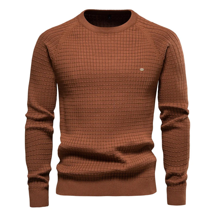 Brauner Herrenpullover, Strickmuster, Rundhalsausschnitt, modisch, bequem, Herbstmode.