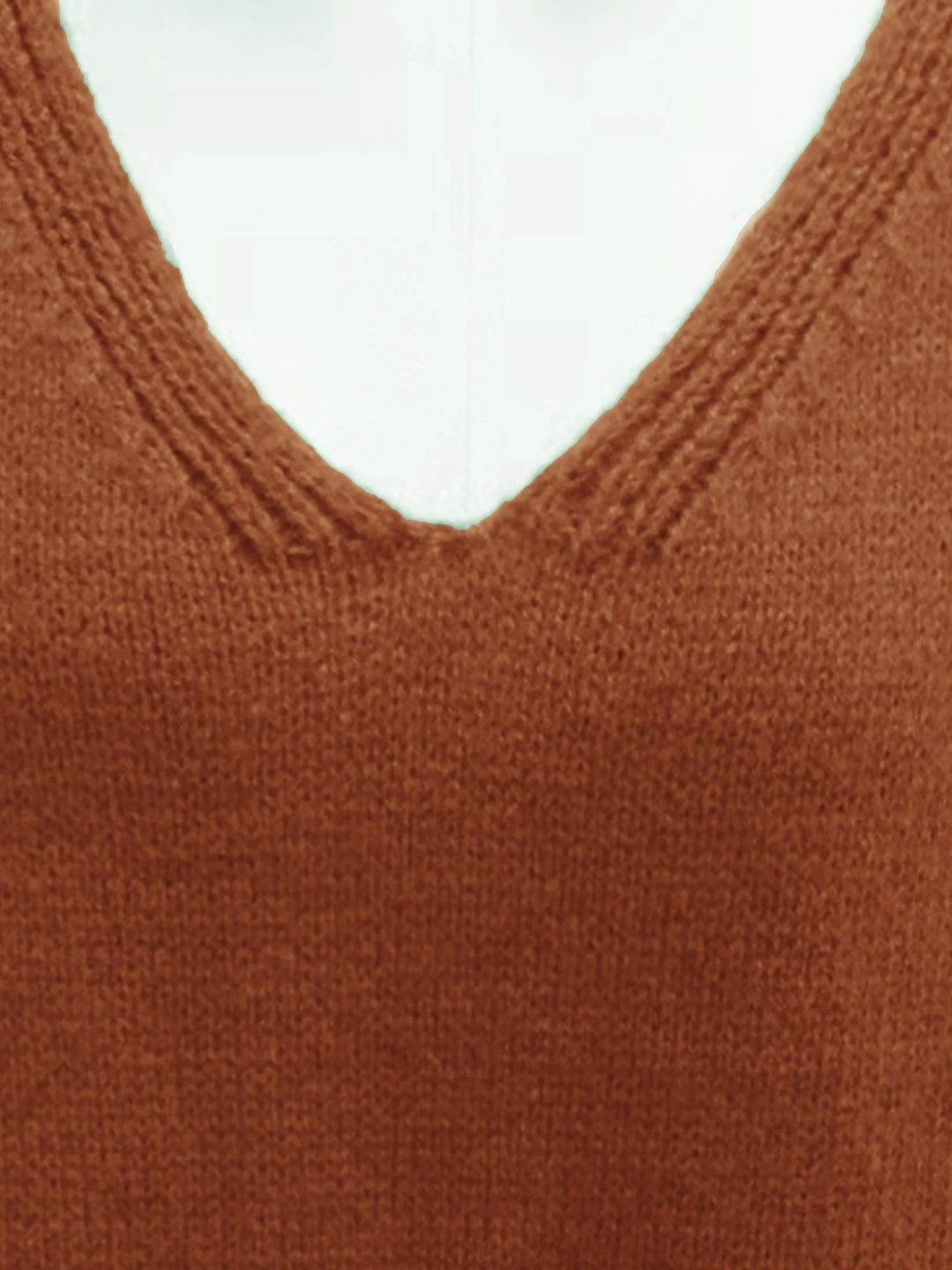 Brauner Strickpullover mit V-Ausschnitt, weiches Material, modisch, Damenbekleidung.