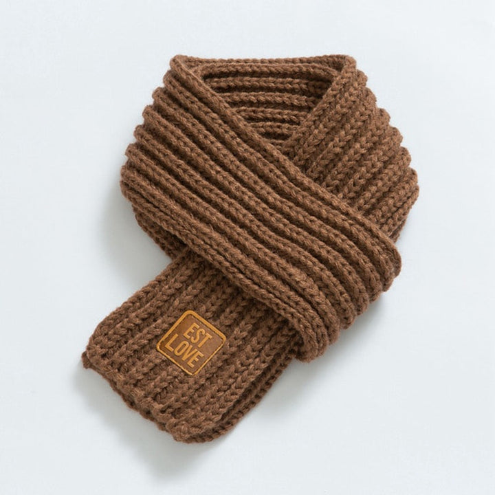 Brauner Strickschal aus Wolle mit Etikett, modisches Accessoire für Herbst und Winter.