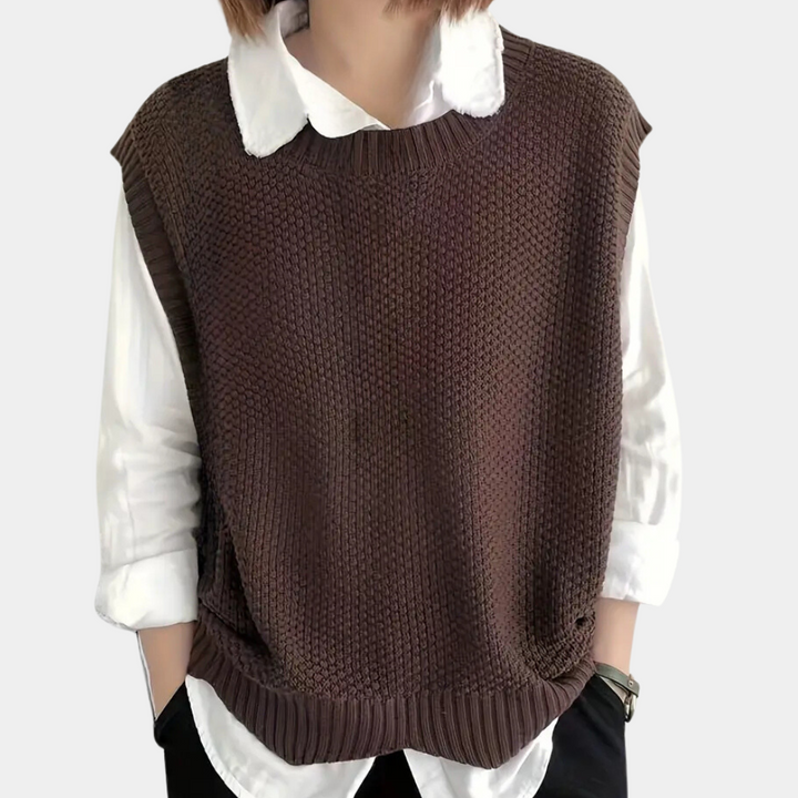 Brauner Strickpullover Damen, ärmellos, über weißem Hemd, modisch, lässig, Herbstmode.